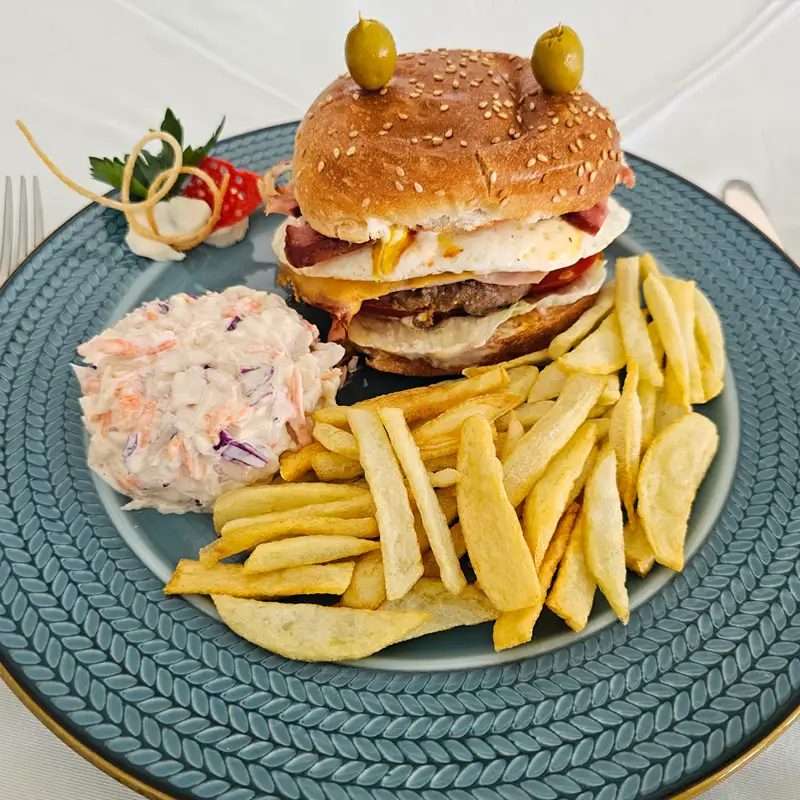 Hamburguesa con papas fritas